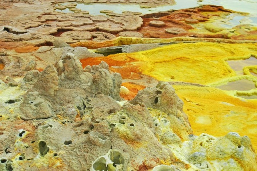 Theo tiếng Afar địa phương, Dallol có nghĩa là "hủy diệt". Vùng đất này có ao hồ và suối nước nóng nhiều màu sắc do ảnh hưởng của hợp chất muối kali. Đây là nơi  nóng nhất thế giới có người sinh sống. Ảnh: Sometimes Interesting